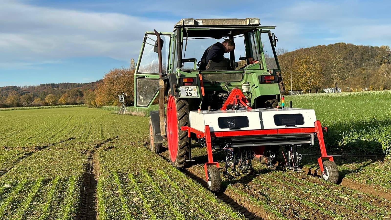 El sistema de deshierbe de precisión WeWeed, que actúa en las hileras de cultivo mediante un tratamiento a nivel de planta realizado desde un tractor.