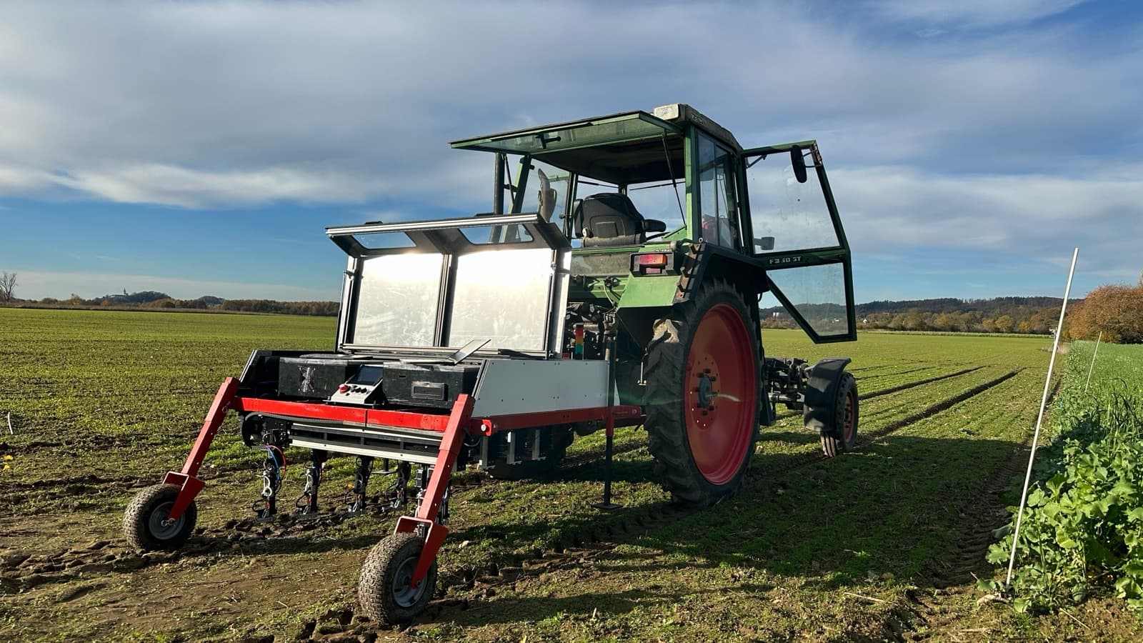 WeWeed-Modul auf einem Fendt-Traktor bei Reihenkulturen in Deutschland.