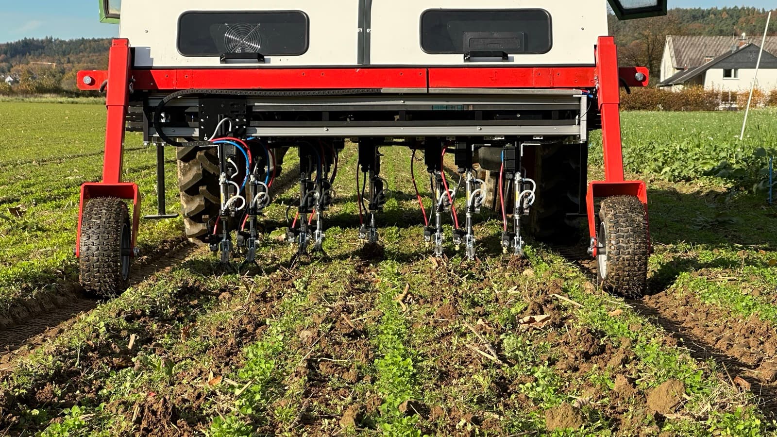 WeWeed-Modul auf einem Fendt-Traktor bei Reihenkulturen in Deutschland.