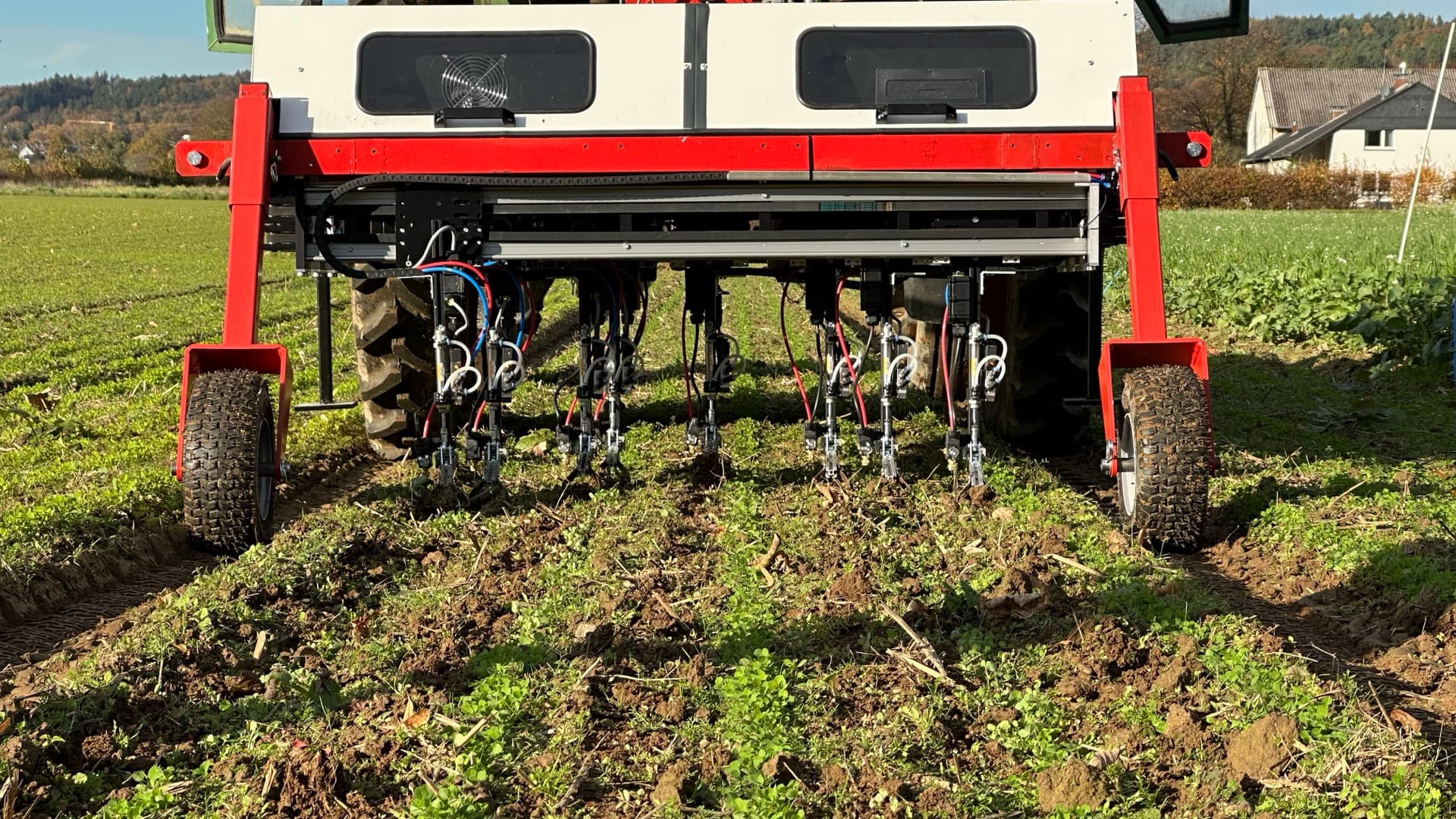De WeWeed-robot rijdt door een veld en wiedt autonoom op plantniveau.